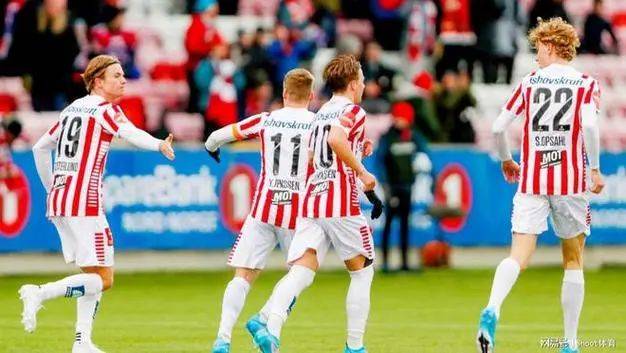 海星体育-包含冰球赛场再起风云:雪域风暴队险胜姑苏烈马队,赛场气氛火爆快速转换撕裂防线的词条