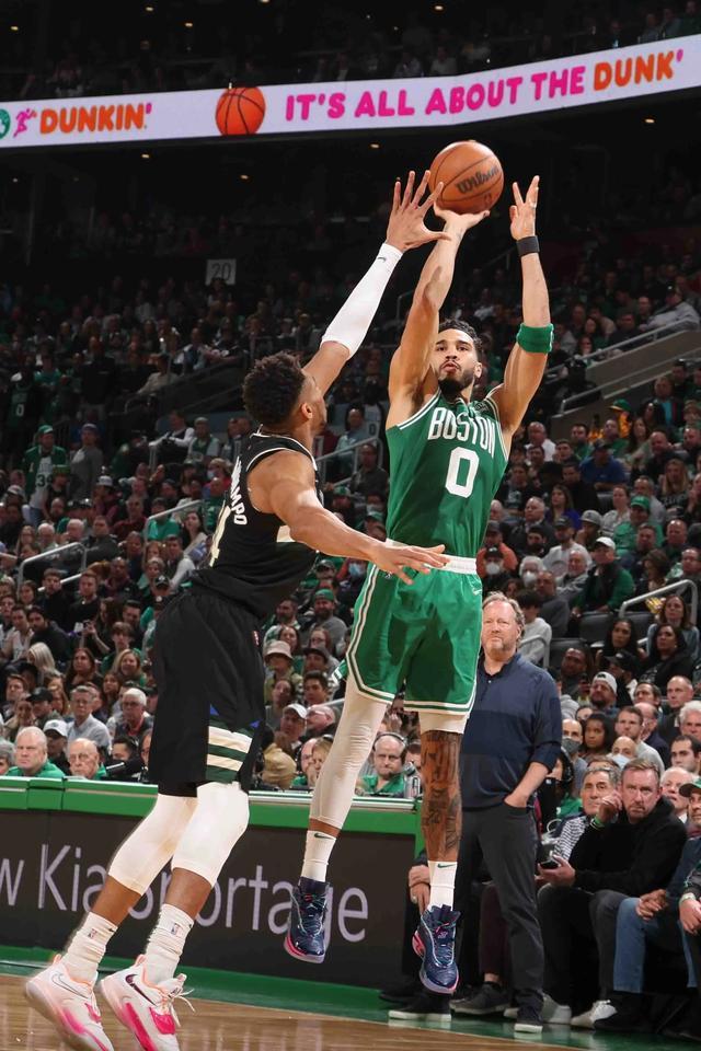 大坂直美巅峰对决，塔图姆与70激战雄鹿分钟，比分优势明显胜负难料！的简单介绍